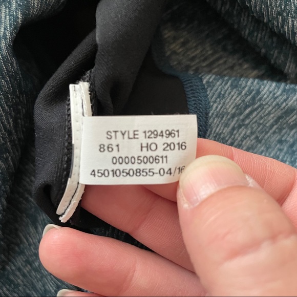 Under Armour Small Rehearsal Long Sleeve Crop Top - Picture 10 of 10